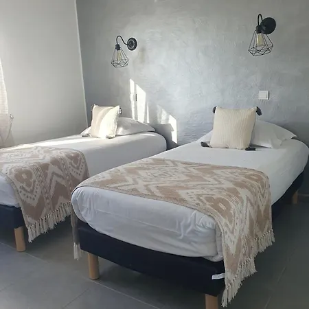 Отель Le Mas Des Quintrands Manosque - Motel De Charme Маноск